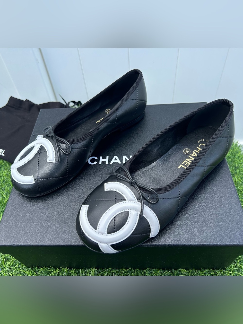 CHANEL CAMBON COCO BEACH 2026M BALLET FLATS BLACK LEATHER LARGE WHITE CC LOGO 38 - Picture 4 of 16